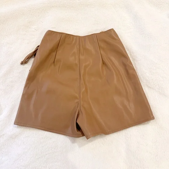 SOLD Abercrombie & Fitch Faux Leather Skort NWT Size XXS - Picture 2 of 3